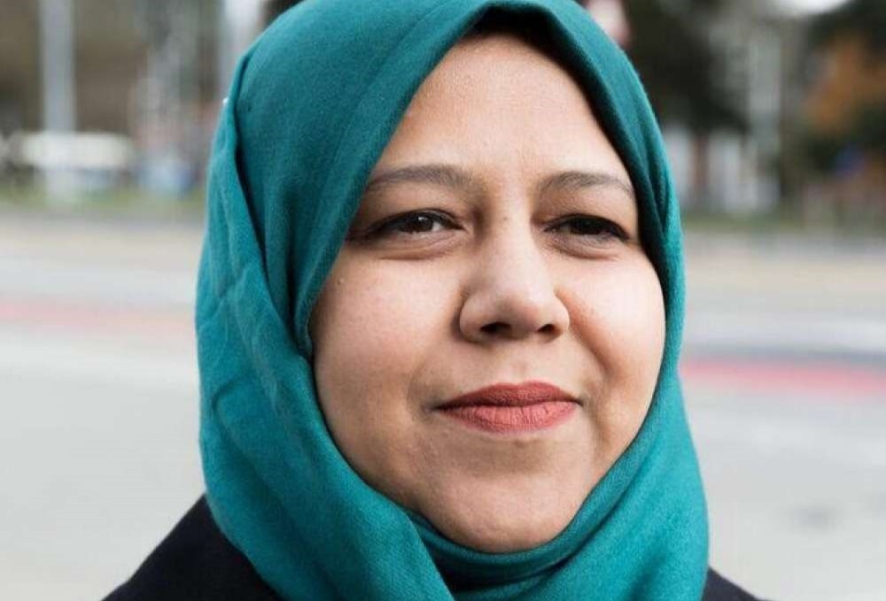 الناشطة اليمنية "منى لقمان" تحصد جائزة ووسام هيلاري كلينتون للشجاعة والقيادة للعام 2023