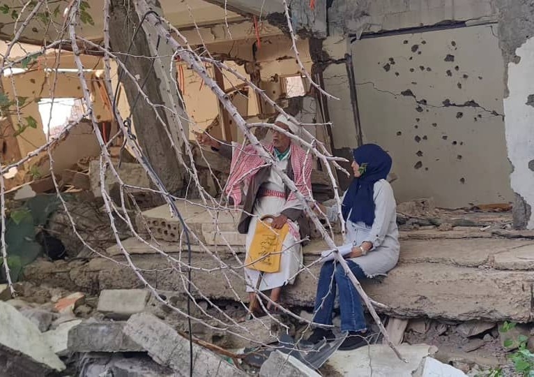 اللجنة الوطنية للتحقيق تعاين مواقع القصف الأخير بتعز وتستمتع لعدد من الضحايا