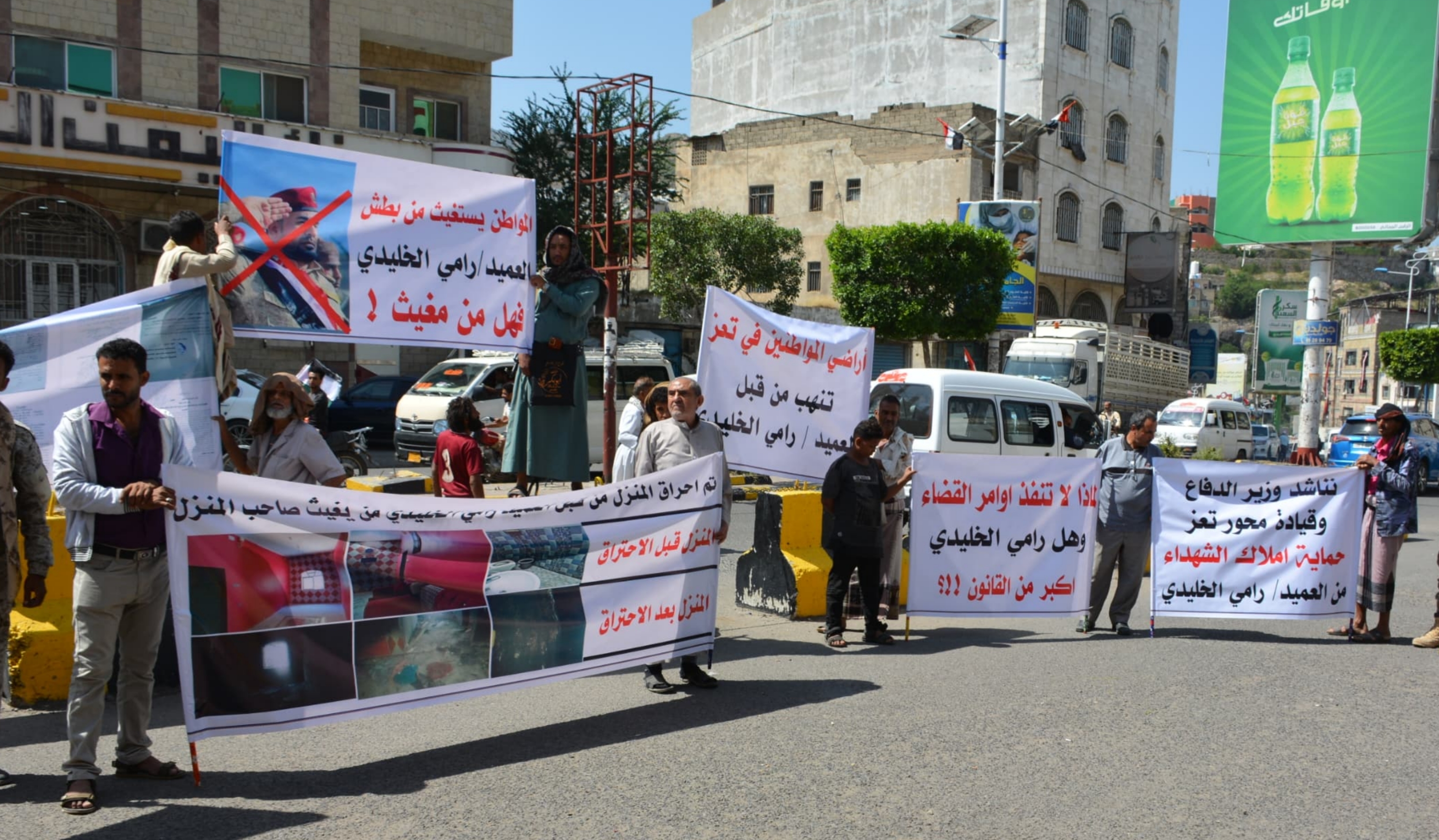 وقفة لزوجة شهيد تطالب إنصافها من قيادي في المحور نهب أرض أطفالها بتعز