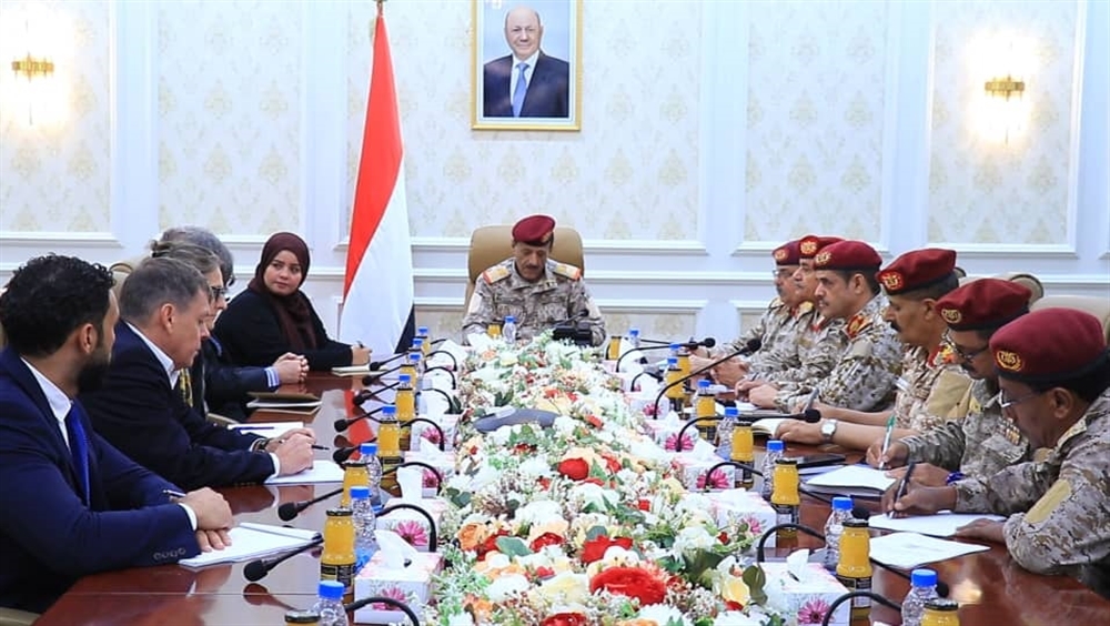 نائب رئيس هيئة الأركان يناقش مع سفراء الاتحاد الأوروبي التهديدات الحوثية للملاحة الدولية