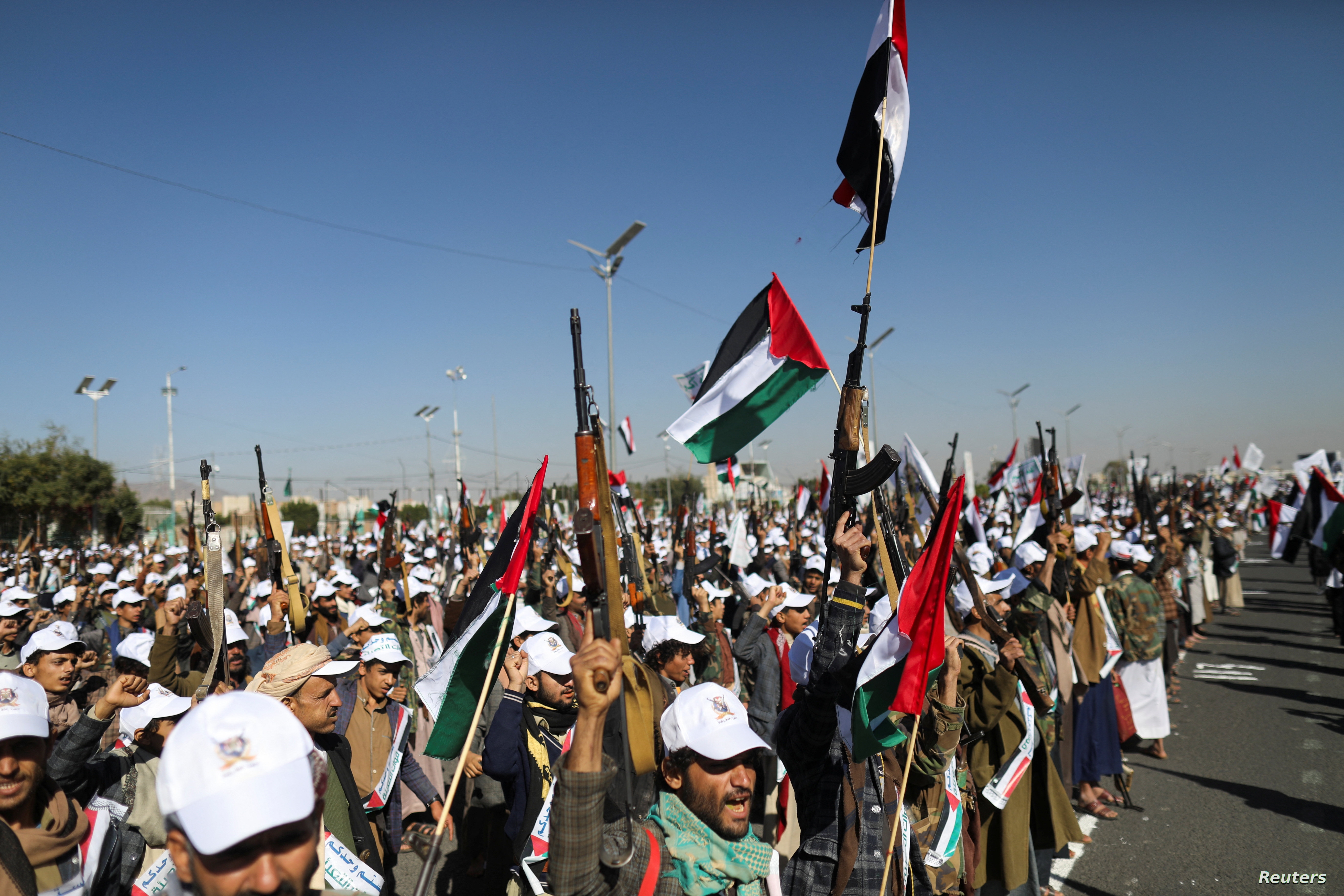 صحيفة "لوموند" الفرنسية: مليشيا الحوثي فرضت نفسها إقليمياً بفضل الحرب بين إسرائيل وحماس