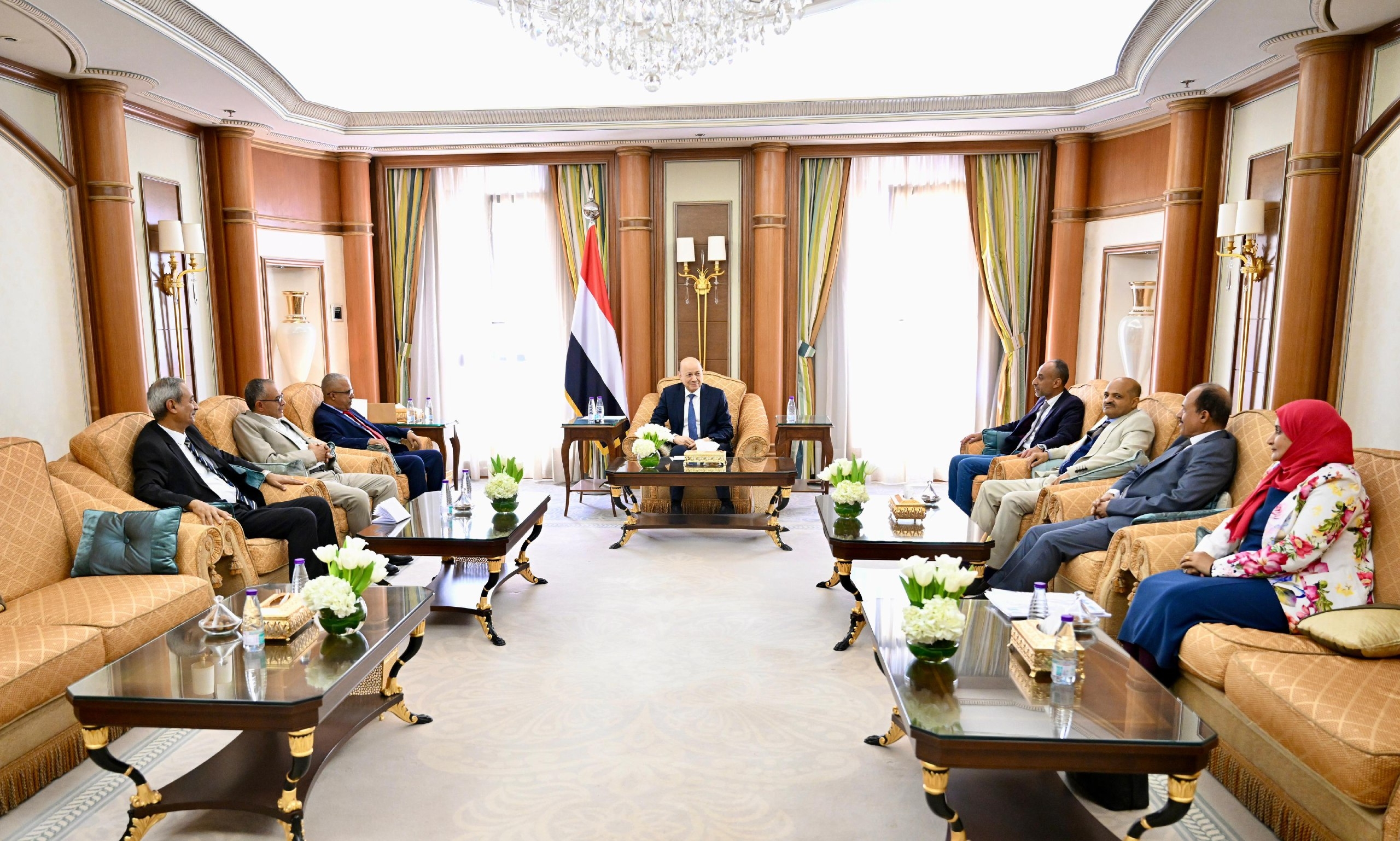 الرئيس العليمي يشدد على ضرورة تعزيز قيم المصالحة وثقافة الإنصاف والحوار بين مكونات تعز