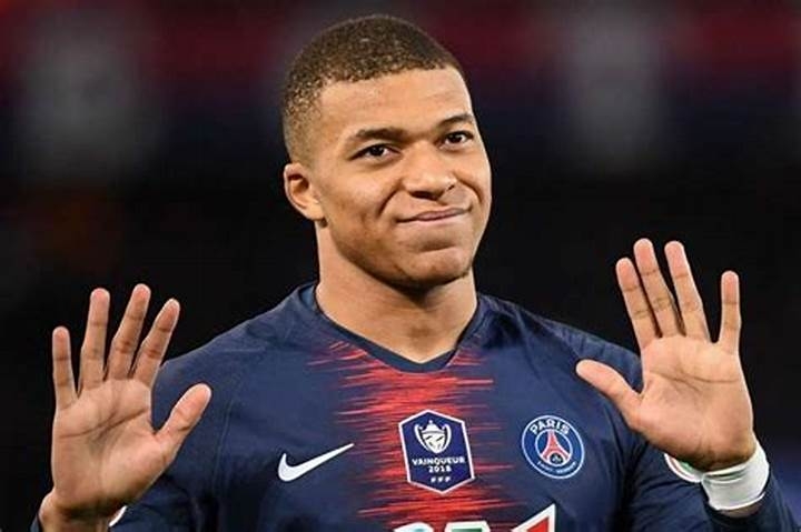 اللاعب الفرنسي "كليان مبابي" يبلغ إدارة ناديه بالرحيل نهاية الموسم