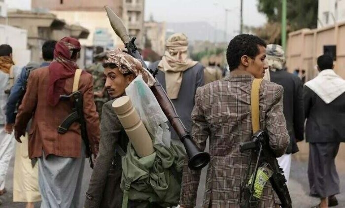 القرار يدخل حيز التنفيذ.. كيف سيتأثر الحوثيون بتصنيفهم "جماعة إرهابية"؟