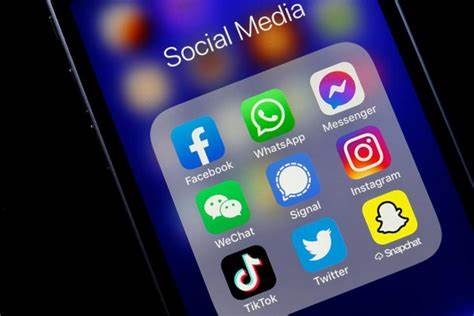 الحكومة تطالب منصات التواصل الاجتماعي بحظر صفحات وحسابات الحوثيين
