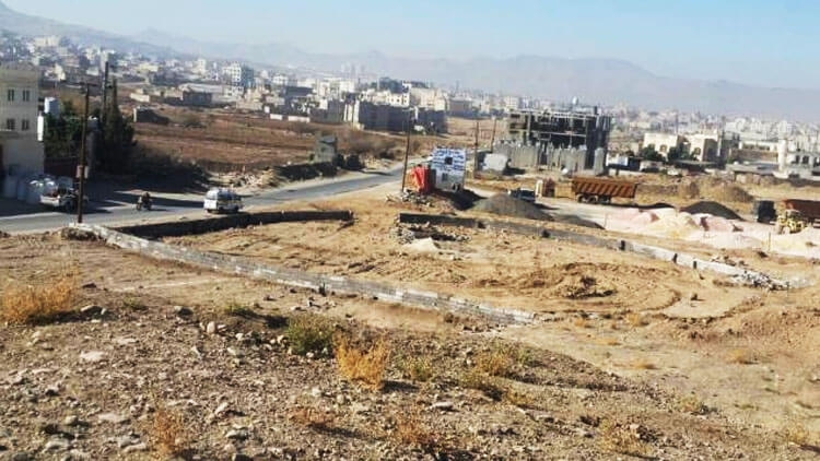 قاضي حوثي يشكو من شروط تعجيزية على بيع الأراضي منعته من إنقاذ والده