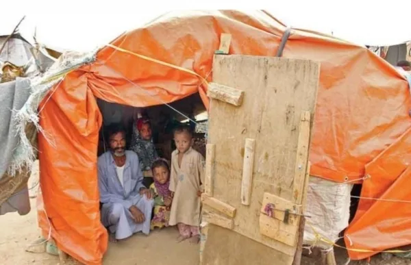 400 نازح يتركون منازلهم ويلجأون للمخيمات في مأرب بسبب الظروف الاقتصادية