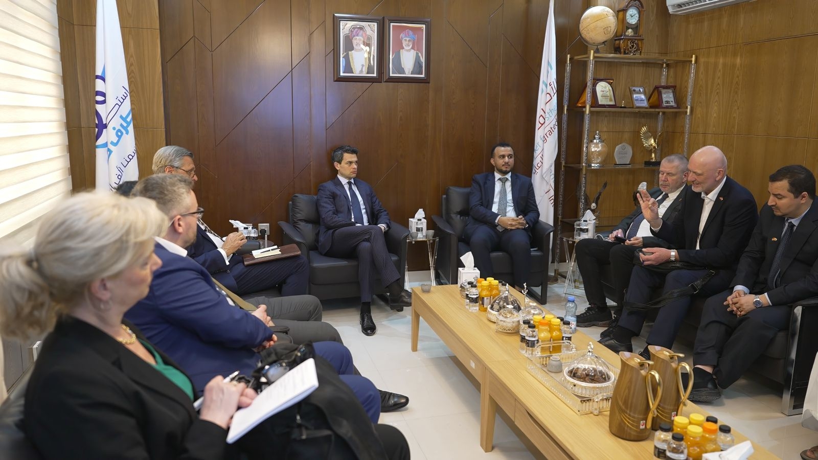 وفد دبلوماسي وبرلماني ألماني يطلع على الخدمات التي يقدمها المركز العربي للأطراف الصناعية بصلالة