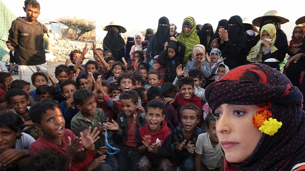 توكل كرمان تنفذ مشروع متكامل لمخيم نازحين نسيه الجميع في تعز عبر حيث الإنسان
