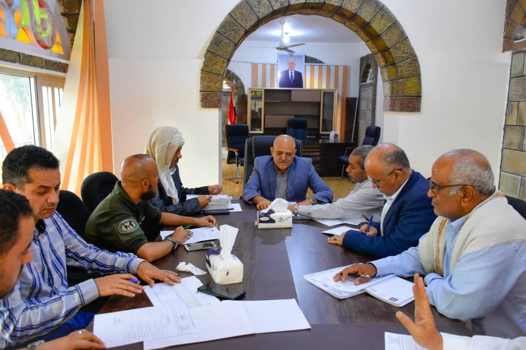 لجنة المناقصات بتعز تقر تنفيذ عدد من المشاريع وإقرار إزالة المحطات المخالفة للنفط والغاز