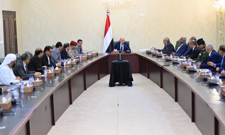 خلال اجتماعه بالحكومة والمحافظين.. "العليمي" يشدد على إصلاح مؤسسات الدولة