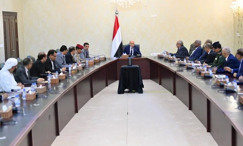 خلال اجتماعه بالحكومة والمحافظين.. "العليمي" يشدد على إصلاح مؤسسات الدولة