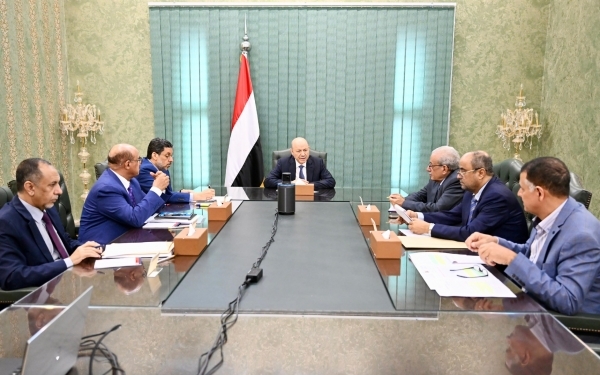 بعد يوم من إصدار الحوثيين عملة نقدية جديدة.. العليمي يجتمع برئيس الحكومة ومحافظ البنك المركزي