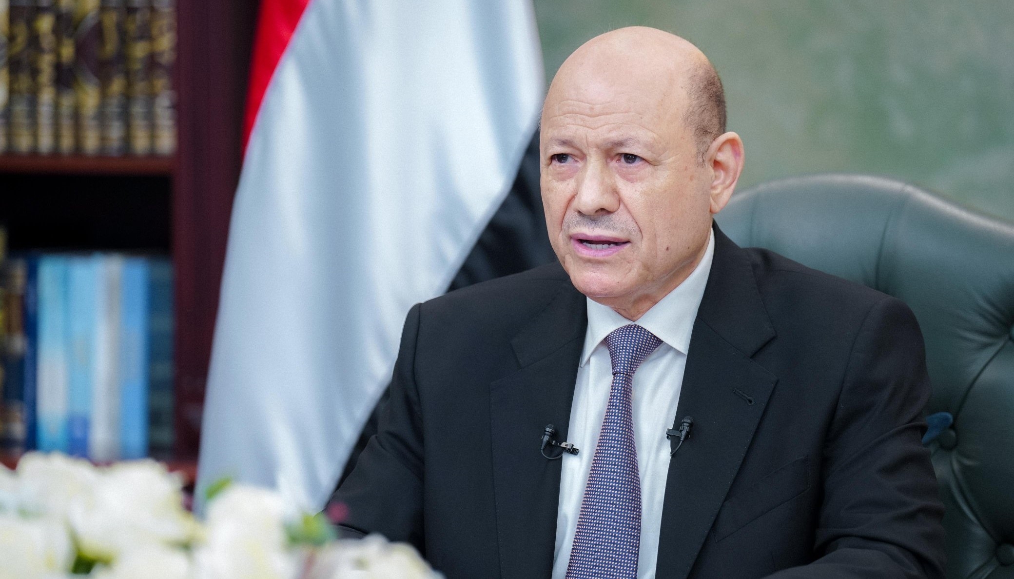 “العليمي” يجدد تمسك الحكومة بخيار السلام ويتهم الحوثيين بالهروب إلى التصعيد بالبحر الأحمر