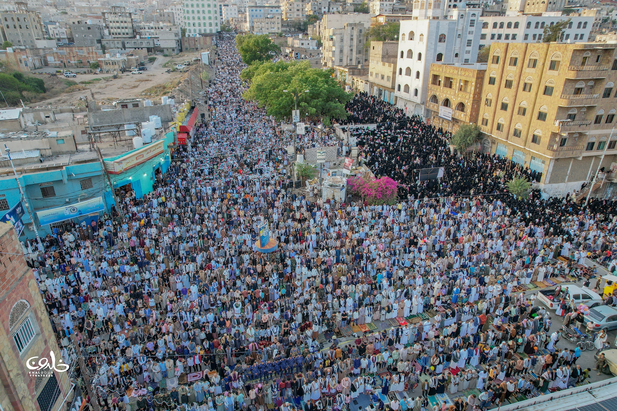 عقب صلاة العيد.. أبناء تعز ينددون بمجازر الاحتلال في غزة