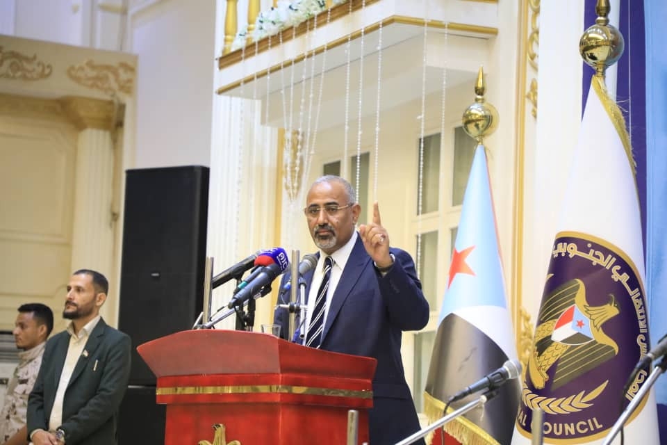 عيدروس الزبيدي يهدد بالانفصال وتفجير الوضع عسكرياً
