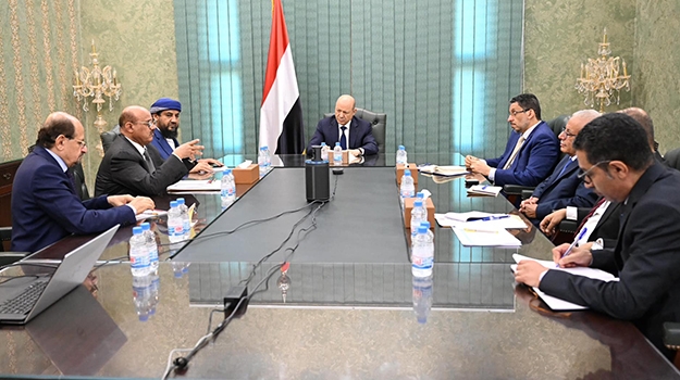 الرئيس العليمي يجتمع بمحافظ البنك المركزي ورئيس الحكومة لمناقشة الوضع المالي للدولة