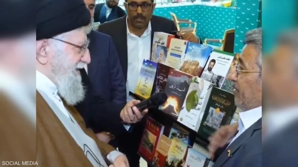 بالفيديو.. قيادي حوثي يلتقي خامنئي في طهران ويصفه بـ"قائدنا"