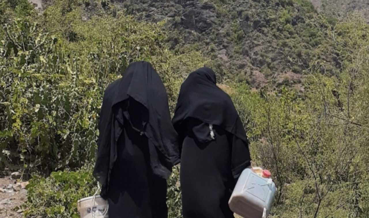 حاول التحرش بها واغتصابها.. مشرف عسكري حوثي يعتدي على امرأة في تعز ويهددها بالسلاح