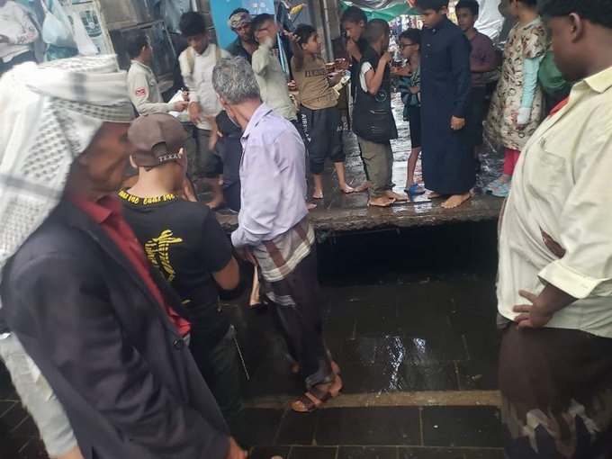 سيول الأمطار تجرف طفلة وسط مدينة تعز