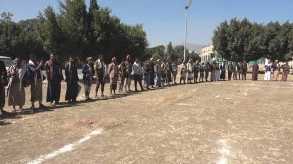 الحوثيون ينظمون دورات عسكرية لعمال النظافة في محافظتي ذمار وإب