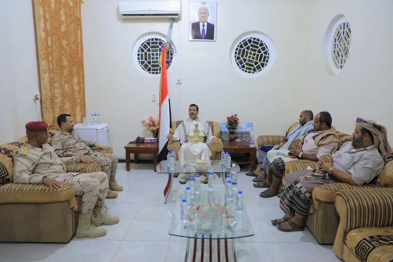 وكيل محافظة مأرب يستقبل منسقي موكب السلام بالرايات البيضاء عبر طريق البيضاء- مأرب