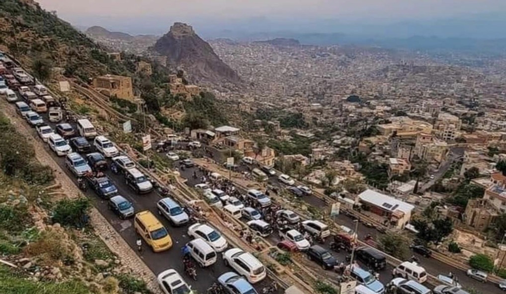 أبناء تعز يحلقون فوق جبل صبر خلال العيد بعد أن كانوا يشاهدونه أمام أعينهم ولا يستطيعون الوصول إليه