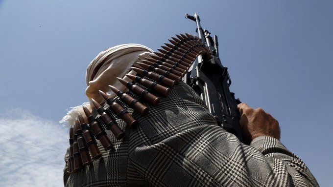 قيادي في المليشيا يطلق النار بشكل مباشر على مواطن في تعز ويرديه قتيلا
