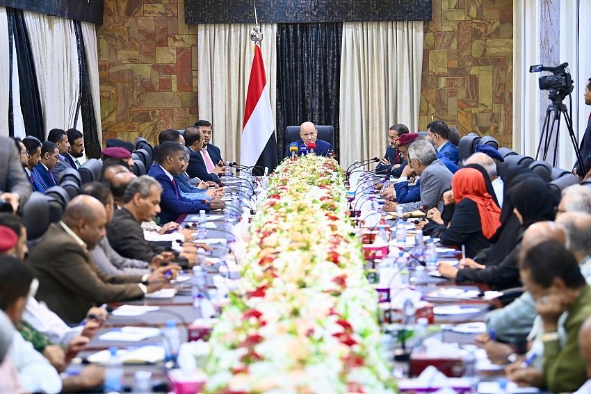 العليمي: هجمات الحوثيين على منشآت النفط تسببت بفقدان نحو 70% من موارد الدولة