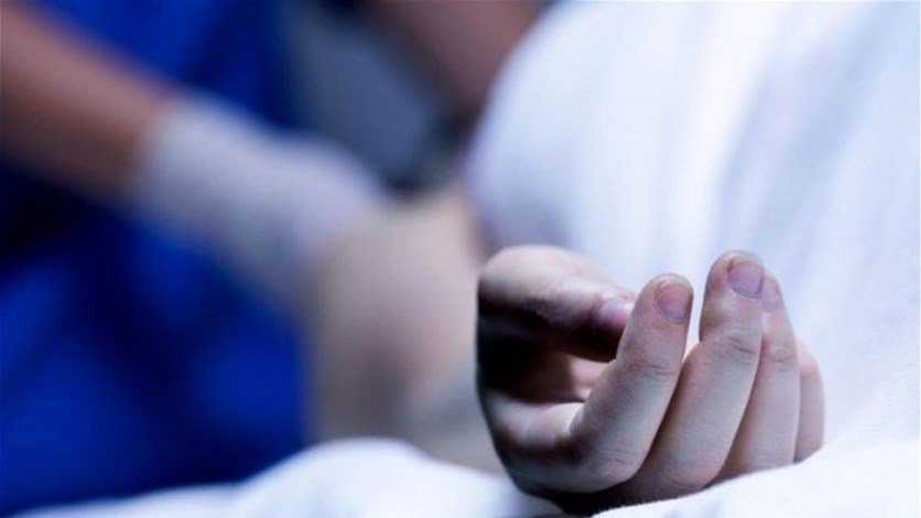 لمدة 30 عاما .. رجل يحتفظ بجثة والدته في المنزل