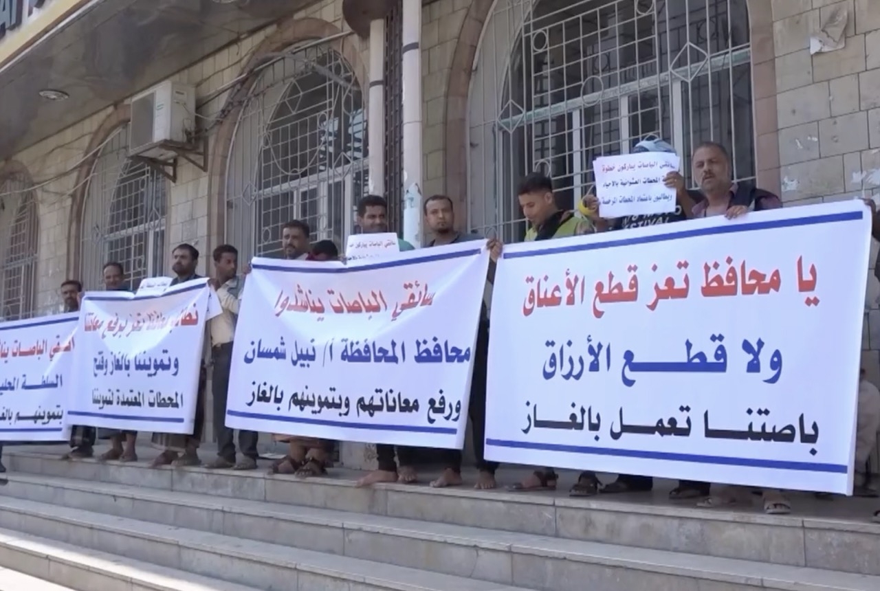 سائقو باصات الأجرة في تعز يحتجون على إغلاق كافة محطات تعبئة الغاز