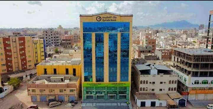عدن.. محلات الصرافة توقف عمليات التداول بالعملات الأجنبية جراء انهيار الريال